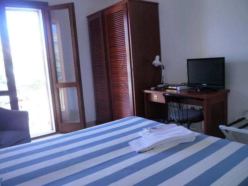 Hotel L'Ancora Санта-Тереза-Галлура Екстер'єр фото