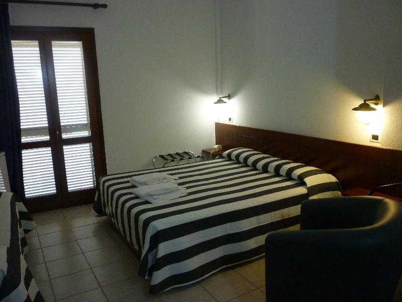 Hotel L'Ancora Санта-Тереза-Галлура Екстер'єр фото